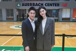 凱爾特人聯(lián)合老板何猷君攜嬌妻奚夢瑤參觀球館 拿到總冠軍戒指