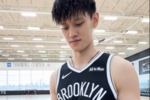 來自哈爾濱的曾凡博當評委 來評評籃網(wǎng)隊友們的東北話