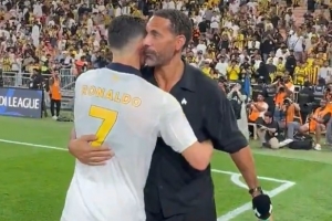 老友相見！C羅擁抱前來觀戰(zhàn)的費迪南德，兩人親切交流