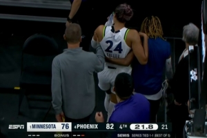 賠了夫人又折兵！科利爾遭托馬斯搶斷后受傷離場(chǎng) 主帥再吃1T崩盤