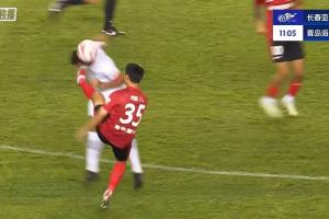 差點一次防守兩張紅牌！彭欣力抬腳過高踢到對手面部，吃到黃牌