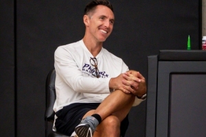 高級顧問來了！太陽曬納什照片：兩屆MVP得主現(xiàn)身球隊(duì)訓(xùn)練營