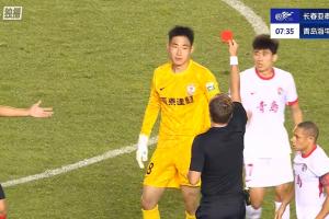 開場8分鐘少1人！亞泰門將王智峰出擊撞倒蘭克爾-澤，被直紅罰下