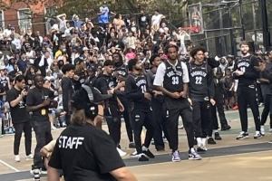 很街頭！籃網(wǎng)把訓(xùn)練搬到公園室外球場(chǎng) 大量球迷現(xiàn)場(chǎng)圍觀