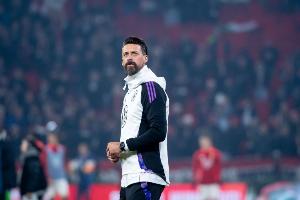 德媒：一名海登海姆球迷從看臺(tái)跌落受傷，直升機(jī)降落在球場(chǎng)上救援