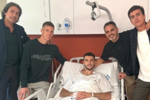 世體：奧爾莫探望手術(shù)后的霍安-加西亞，兩人同屬一家經(jīng)紀公司