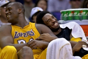 楊毅：奧尼爾巔峰期短 科比常規(guī)賽會(huì)胡來(lái)但在季后賽知道傳給鯊魚