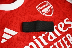 官方：阿森納將在對(duì)陣紐卡時(shí)佩戴黑色臂章，紀(jì)念去世的前青訓(xùn)球員