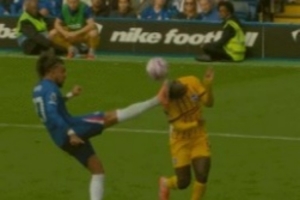 疑似爆頭未判點！英超官方：VAR認定古斯托沒有接觸到明特