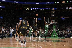 節(jié)末出手不算命中率？訓(xùn)練師：庫里不會(huì)因?yàn)槿魏卧蚍艞壨痘@機(jī)會(huì)