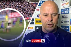 各大英媒齊點(diǎn)名：斯洛特指責(zé)的是弗林蓬，稱他太激進(jìn)導(dǎo)致被絕殺