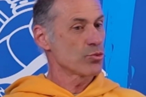 皇社名宿：和皇馬巴薩對(duì)攻通常會(huì)付出慘痛代價(jià)，應(yīng)穩(wěn)固后防等反擊