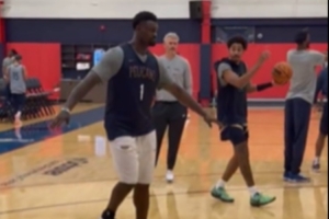 害擱那聊啥呢！訓(xùn)練后普爾與錫安繼續(xù)討論 兩人拿球連說(shuō)帶比劃