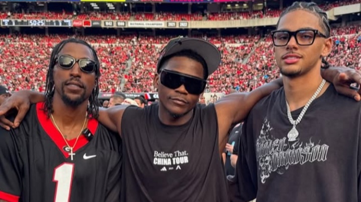 華子重返母?？辞?還不忘穿“China Tour”特制T恤