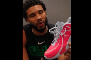 恢復(fù)神速！塔圖姆上腳粉色JT4 開(kāi)始進(jìn)行有球訓(xùn)練