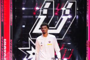 楊毅：我和周琦探討過(guò) 若中國(guó)有文班基本在12、15歲之后就消失了