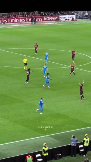 ??仰天長嘯！10人米蘭守住勝果，魔笛哨響后跪地振臂+擁抱眾人