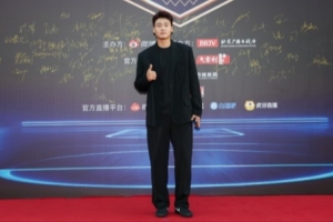 趙睿現(xiàn)身微博籃球之夜紅毯！一身黑西服帥氣登場！