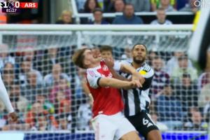 這也不吹！約克雷斯禁區(qū)內(nèi)被按臉放倒，裁判未作判罰