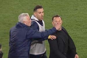 布魯克再談被穆帥捏鼻子：我承認我倒地有點夸張，沒想到他會這樣