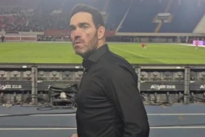 少打一人補(bǔ)時(shí)連進(jìn)兩球絕平，亞泰主帥蘇亞雷斯農(nóng)夫三拳慶祝