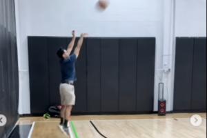 ??三分手型不錯(cuò)！Shams更新社媒曬自己在休賽期打球視頻