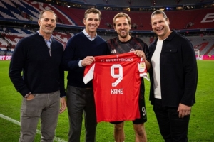 NFL傳奇球星曼寧造訪拜仁俱樂部，獲贈凱恩的簽名球衣