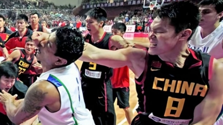 威姆斯曬視頻重拳直擊惡鼠面門：下一個是誰？網(wǎng)友回朱芳雨名場面