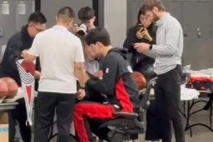 期待開拓者媒體日！楊瀚森早早到場館為籃球與球衣簽名