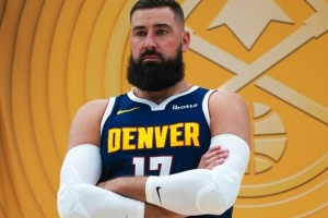 戈登&新援瓦蘭領(lǐng)銜 掘金眾將手拿鐵鎬拍攝新賽季定妝照