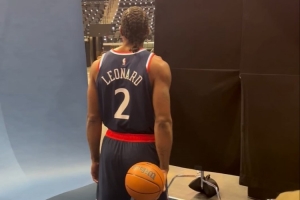 不受陰陽合同風波影響！萊昂納德出席快船媒體日 擺造型拍定妝照