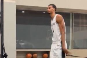 還再長(zhǎng)高？！文班本賽季注冊(cè)身高為7尺4 上賽季為7尺3！