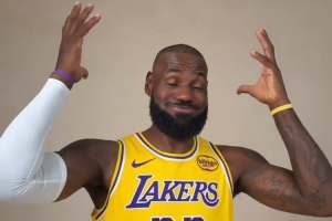 超過70名球員在你NBA首秀后出生？詹姆斯做搞怪表情難以置信