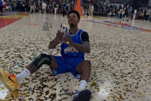 后知后覺(jué)！尼克-楊曬名人賽MVP獎(jiǎng)杯&賽后受球迷追捧視頻！