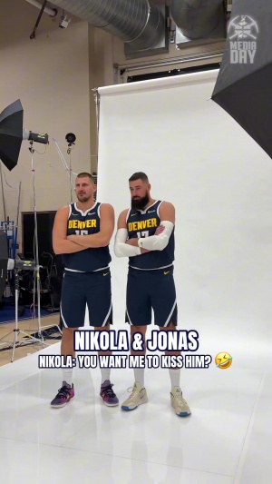 暗生情愫？約基奇靠著瓦蘭肩膀合照：要我親他嗎？然后嬌羞捂臉