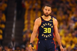 阿里納斯：庫(kù)里被迫一人一城 他若換隊(duì)他的歷史地位會(huì)受影響