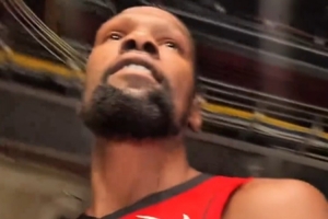 杜蘭特穿火箭球衣進(jìn)場：能成為火箭一員太棒了 等不及開啟新賽季