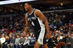 福克斯今夏經(jīng)歷了腿筋傷病&恢復(fù)狀況良好 將缺席季前賽和揭幕戰(zhàn)