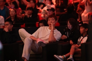 周琦與陳盈駿現(xiàn)身首鋼園觀戰(zhàn)王楚欽比賽 兒子糊糊也在~