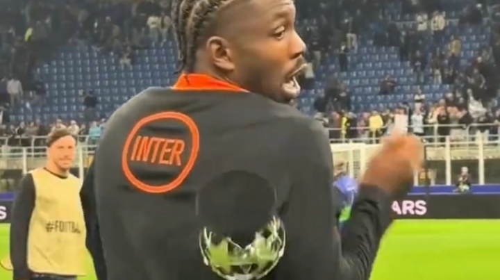 玩砸了??小圖拉姆把玩MVP獎(jiǎng)杯，擺在頭頂雜耍不小心摔在地上