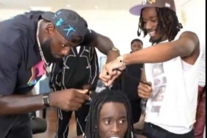 詹姆斯親手為凱-塞納特剪掉臟辮 慶祝后者社媒訂閱人數(shù)破百萬(wàn)！