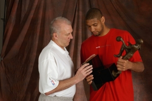 楊毅：波波以GM身份炒掉主教練上位 抽得鄧肯后憑借勝利扭轉(zhuǎn)風(fēng)評