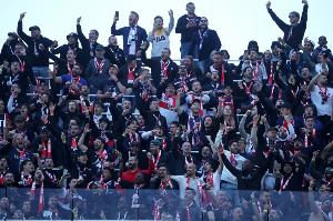 法媒：巴黎球迷大巴半夜在高速上拋錨，80人被困數(shù)小時(shí)