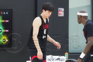 今天練三分球??小吧現(xiàn)場直擊楊瀚森訓(xùn)練 與前青島外援里斯一組