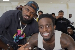 流量加持！詹姆斯今日做客美國網(wǎng)紅直播間 在線觀看人數(shù)超100萬