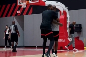 杰夫-格林防守KD被吹犯規(guī)：天哪 他先拉我啊！后者送上愛的抱抱