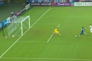 失單刀×2！阿蘇埃接特謝拉直塞獲單刀，但挑射被趙賢祐單臂撲出