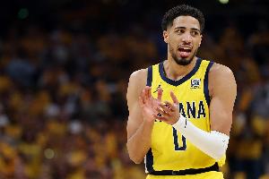 感同身受！哈利為狂熱球員凱爾希祈福 前者上賽季總決賽G7也傷退