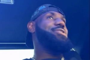 詹姆斯車上一展歌喉！配文：我追求的就是干大事 就這么簡單