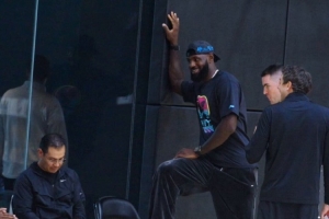 湖人訓(xùn)練營(yíng)首日集錦：詹姆斯便裝觀訓(xùn) 艾頓斯瑪特加練投籃